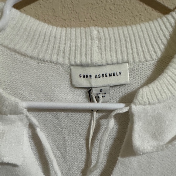 White Ruffled Collar Sweater - Picture 4 of 5